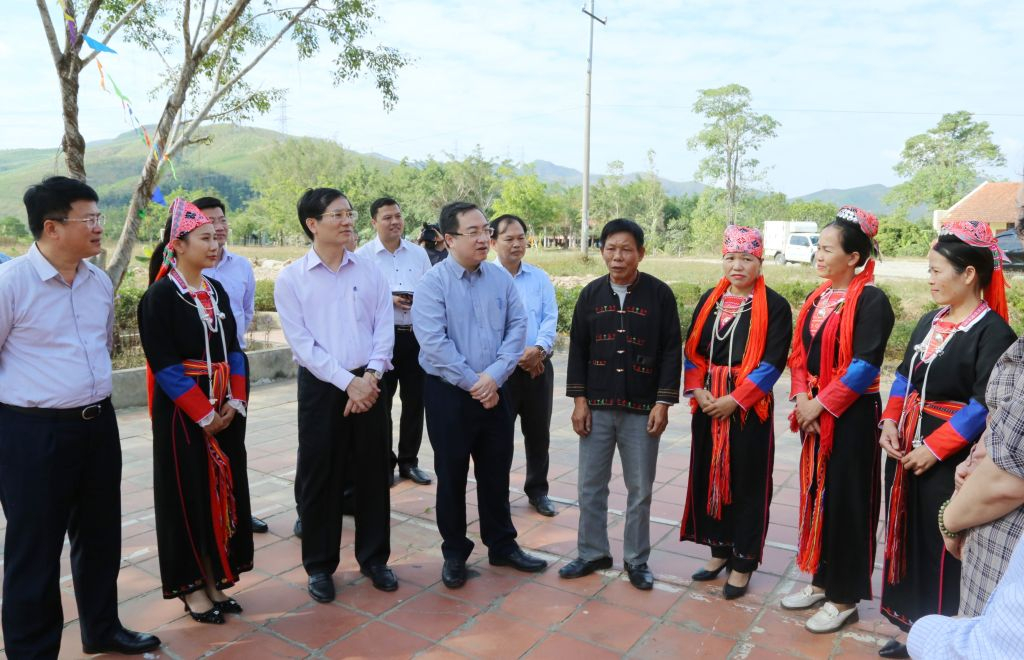 Đồng chí Đặng Xuân Phương, Phó Bí thư Tỉnh ủy, trò chuyện, nắm tâm tư, nguyện vọng với cử tri, nhân dân thôn 2, xã Bằng Cả (TP Hạ Long).