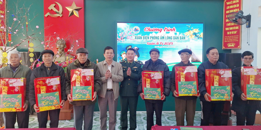Lãnh đạo Đồn Biên phòng Trà Cổ tặng quà Tết cho người dân có hoàn cảnh khó khăn trên địa bàn.