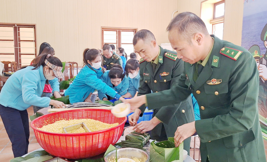 CBCS Đồn Biên phòng Trà Cổ cùng đoàn viên, thanh niên phường Trà Cổ tham gia thi gói bánh chưng tại Chương trình 