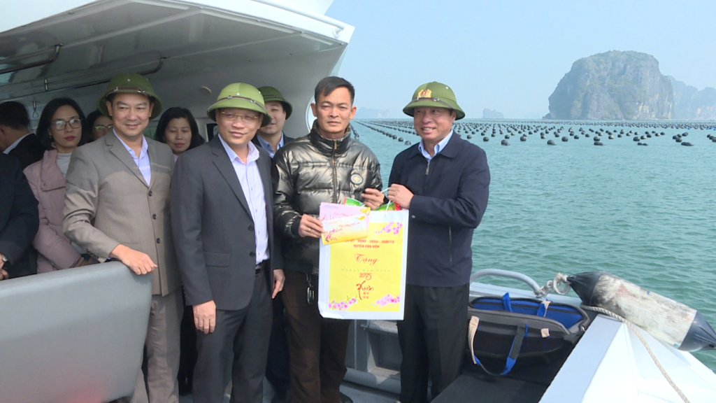 Đồng chí Nghiêm Xuân Cường, PCT UBND tỉnh đi thăm, tặng quà các hộ dân nuôi trồng thủy sản tại xã Hạ Long, huyện Vân Đồn.