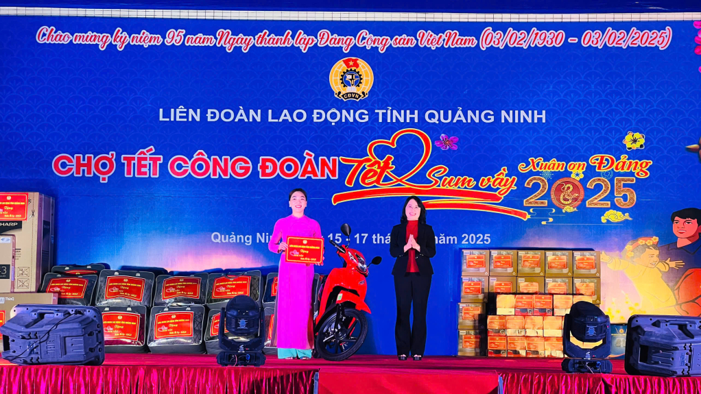 Chị Vũ Thị Trang, trường Mầm non Hạ Long may mắn trúng thưởng được chiếc xe máy.