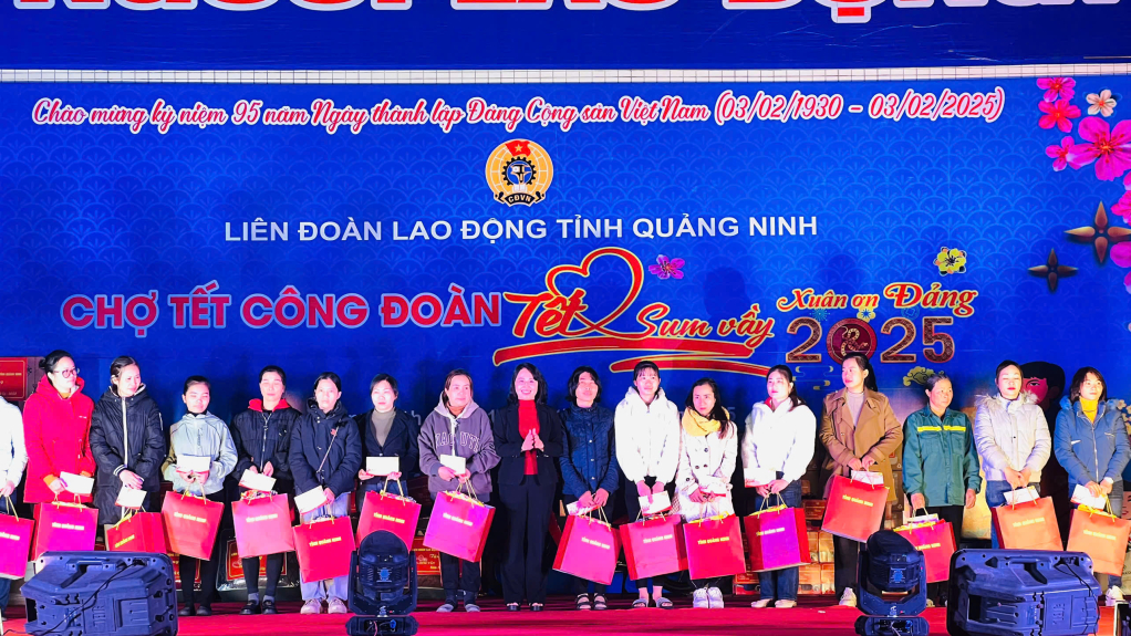 Phó Bí thư Tỉnh uỷ Trịnh Thị Minh Thanh tặng quà của tỉnh cho CNLĐ có hoàn cảnh khó khăn.