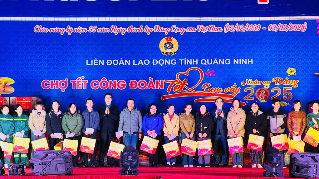 Lãnh đạo LĐLĐ tỉnh và Công đoàn TKV tặng quà Tết cho CNLĐ có hoàn cảnh khó khăn.