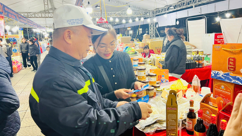 Ông Đoàn Văn Sơn, Công ty CP Cầu đường bộ phấn khởi được mua hàng bằng phiếu mua hàng miễn phí.
