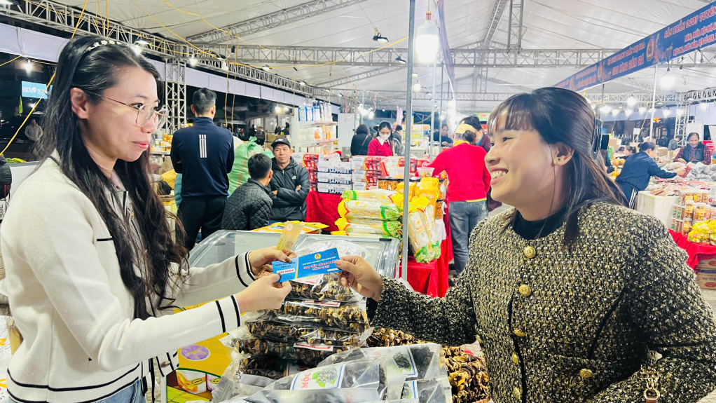 Người lao động hào hừng tham gia Chợ Tết công đoàn.