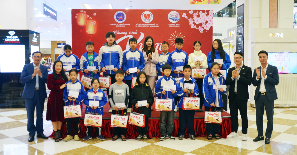 Hội Bảo trợ NKT-TMC tỉnh, CLB Đầu tư và Khởi nghiệp Quảng Ninh cùng các nhà hảo tâm tặng quà Tết cho học sinh mồ côi, học sinh khuyết tật vượt khó vươn lên trên địa bàn TP Hạ Long.