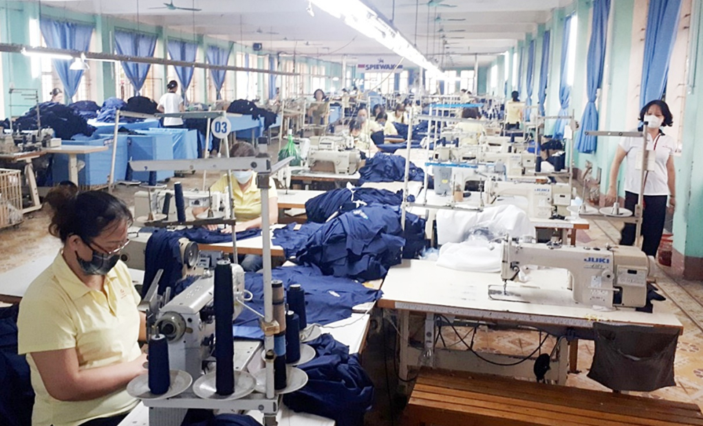 Công nhân làm việc tại Công ty CP May Quảng Ninh lo lắng về quyền lợi khi đơn vị nợ BHXH kéo dài.