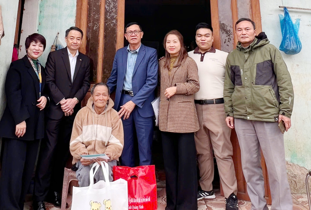 Lãnh đạo Hội Bảo trợ NKT-TMC tỉnh cùng đại diện Khách sạn Citadines Marina Ha Long tặng quà Tết cho hộ gia đình ông Bàn Sinh Quý ở thôn Khe Lương, xã Kỳ Thượng (TP Hạ Long). Ảnh: Dương Trường
