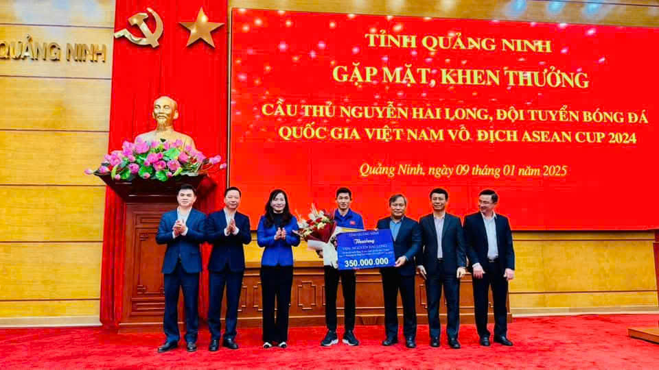 Lãnh đạo tỉnh Quảng Ninh trao thưởng cho tiền vệ người Quảng Ninh Nguyễn Hai Long sau thành tích vô địch ASEAN Cup 2024.