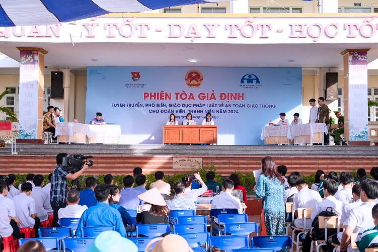 Đoàn Thanh niên VKSND Hạ Long phối hợp với các đơn vị tổ chức phiên tòa giả định, tuyên truyền pháp luật đảm bảo an toàn giao thông tại Trường THPT Vũ Văn Hiếu, tháng 10/2024. Ảnh VKSND TP Hạ Long cung cấp