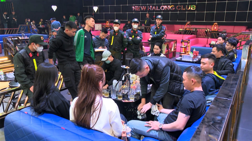 Kiểm tra vũ trường New Hạ Long Club, TP Hạ Long ngày 1/1/2025, cơ quan công an đã phát hiện 18/113 người dương tính với chất ma túy. Điều tra mở rộng, ngày 2/1/2025, cơ quan Công an đã bắt khẩn cấp khởi tố 5 đối tượng về hành vi tổ chức sử dụng trái phép chất ma tuý.