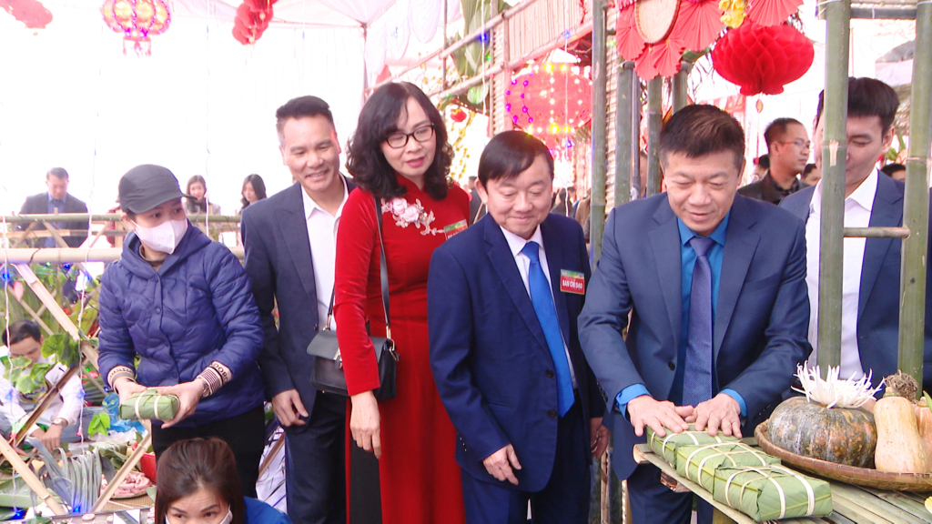 Lãnh đạo Công ty CP Than Núi Béo đến cổ vũ cho các đội thi gói bánh chưng xanh. 