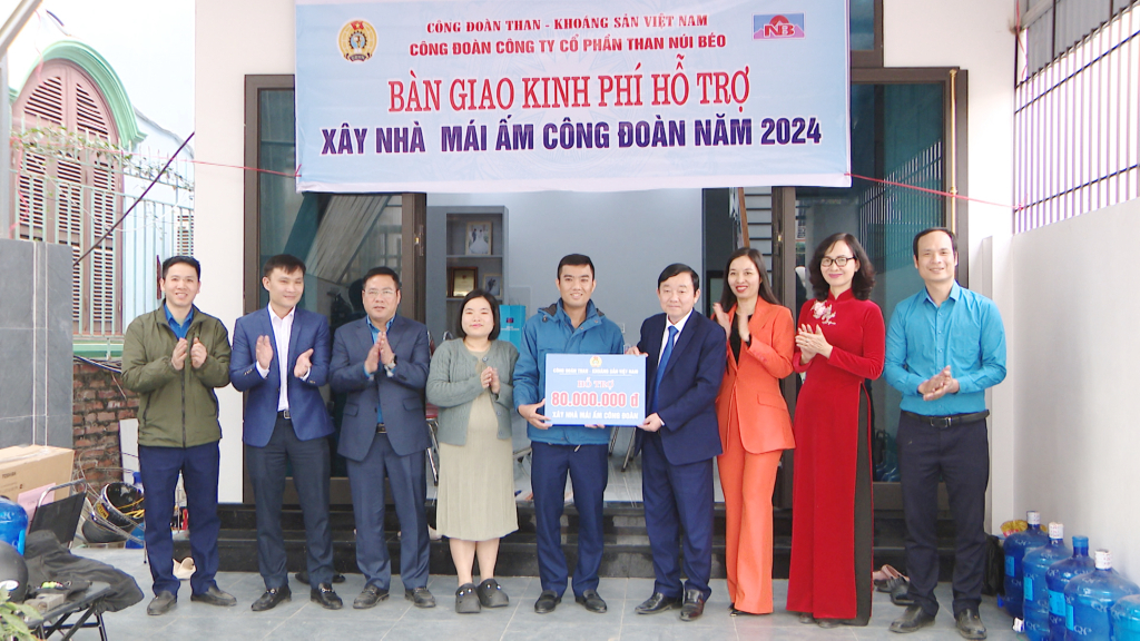 Với mong muốn gia đình thợ mỏ nào cũng có Tết đủ đầy - Lãnh đạo Công đoàn Công ty CP Than Núi Béo đã kịp thời trao kinh phí hỗ trợ xây dựng 