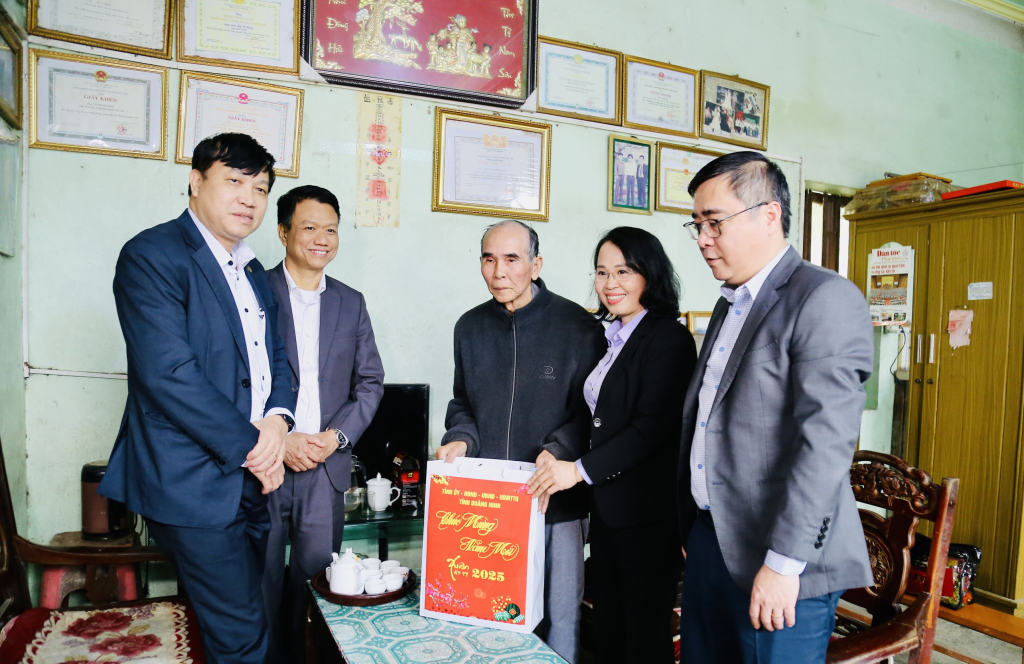 Đồng chí Phó Bí thư Thường trực Tỉnh ủy, Chủ tịch HĐND tỉnh đã đến thăm, tặng quà Tết cho Nghệ nhân ưu tú Lỷ Minh Sáng tại xã Đại Dực.