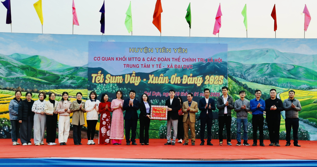 Đồng chí cũng tặng quà Tết cho Trung tâm Y tế huyện.