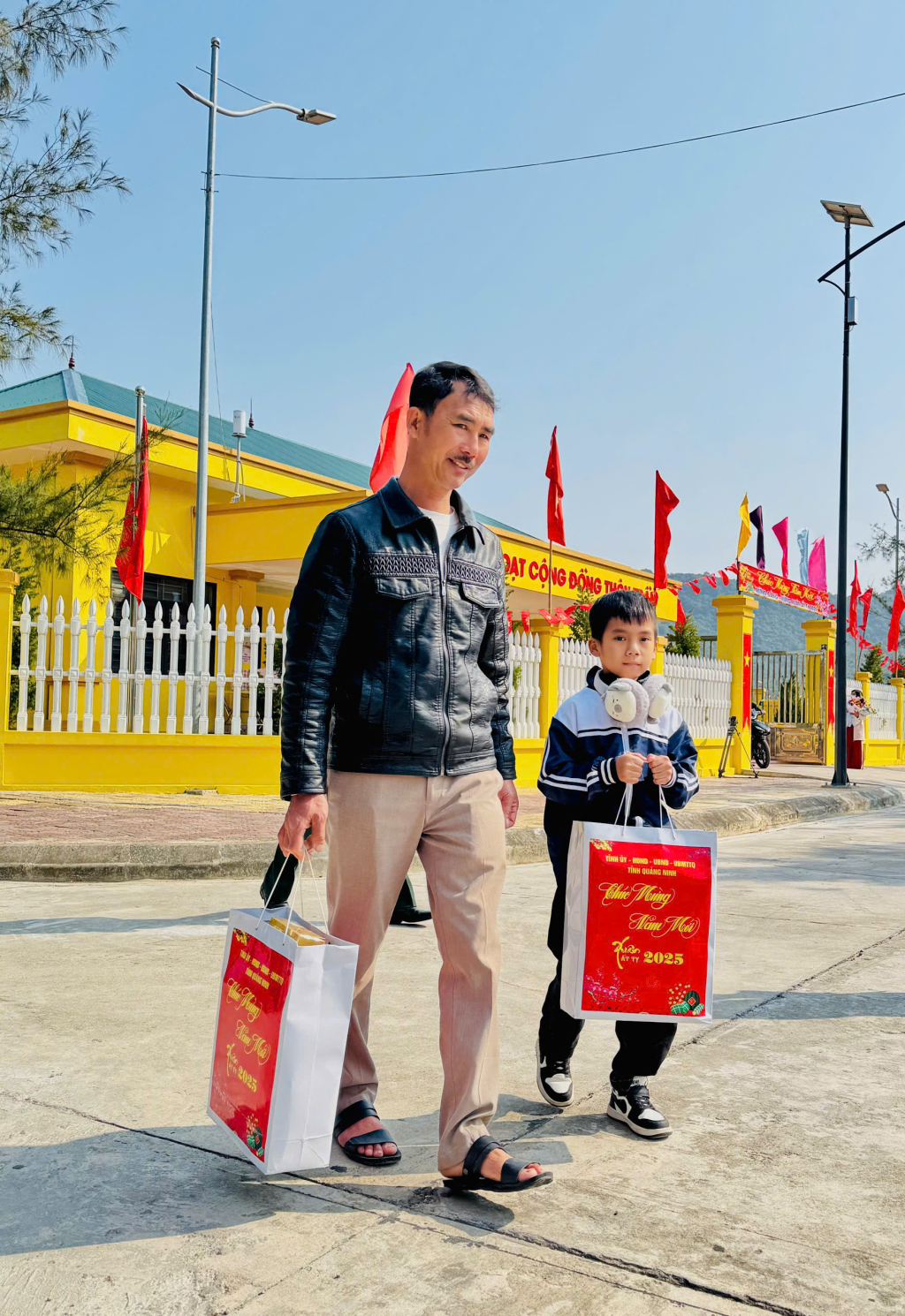 Gia đình anh Phạm Văn Lý (thôn Trần, xã Thanh Lân) vui mừng, phấn khởi khi nhận được phần quà chúc Tết từ Tỉnh ủy - HĐND - UBND - Ủy ban MTTQ tỉnh Quảng Ninh.  