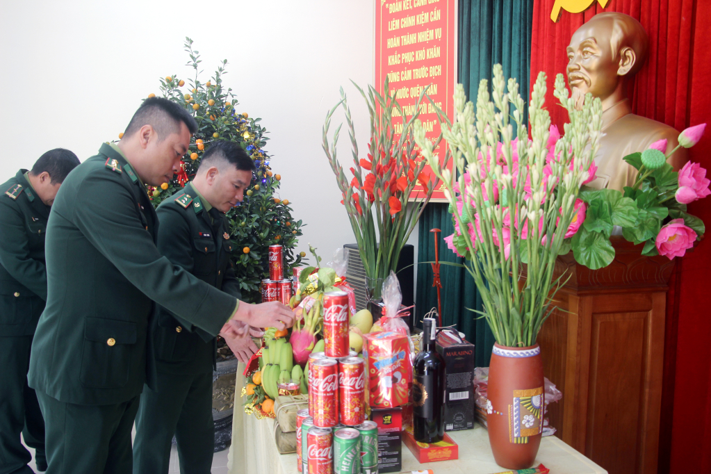 Mâm ngũ quả được cán bộ, chiến sĩ Đồn Biên phòng đảo Trần chuẩn bị chu đáo và kỹ lưỡng. 