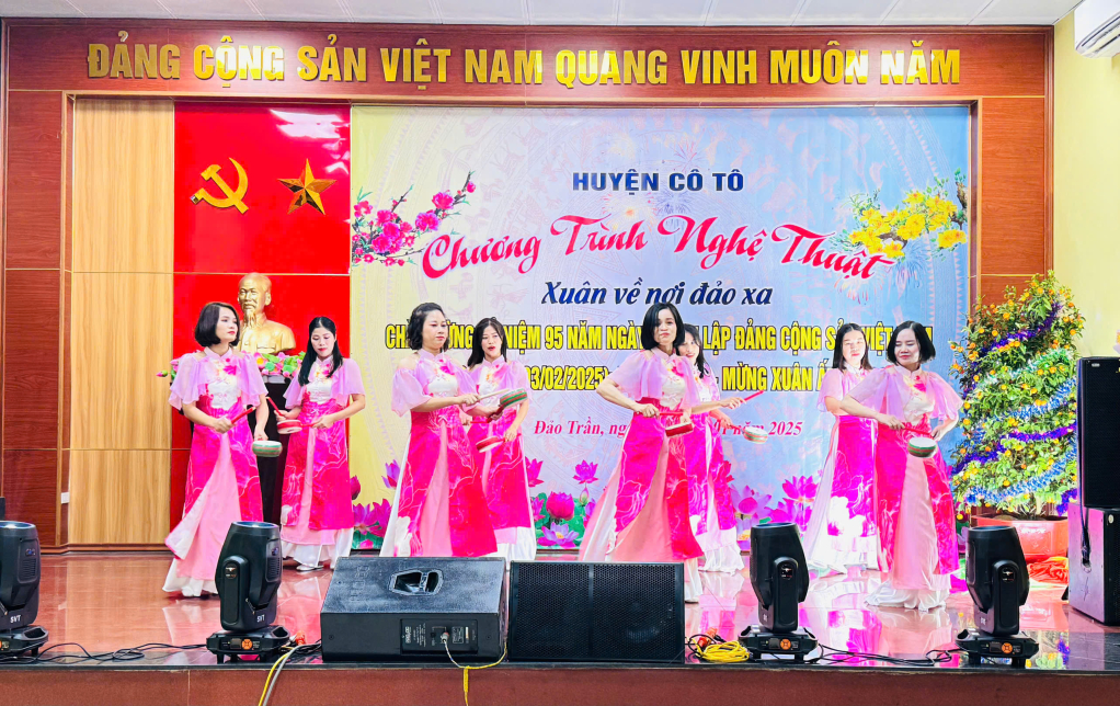 Nhiều tiết mục văn hóa, văn nghệ cũng được cán bộ, chiến sĩ lực lượng vũ trang và nhân dân phối hợp tổ chức. 