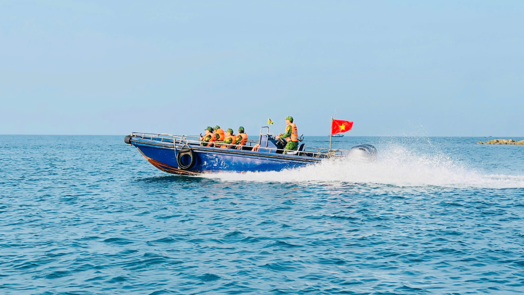 Bên cạnh tổ chức hoạt động đón Tết, các lực lượng cũng duy trì công tác tuần tra, kiểm soát, bảo vệ vững chắc vùng biển của Tổ quốc.