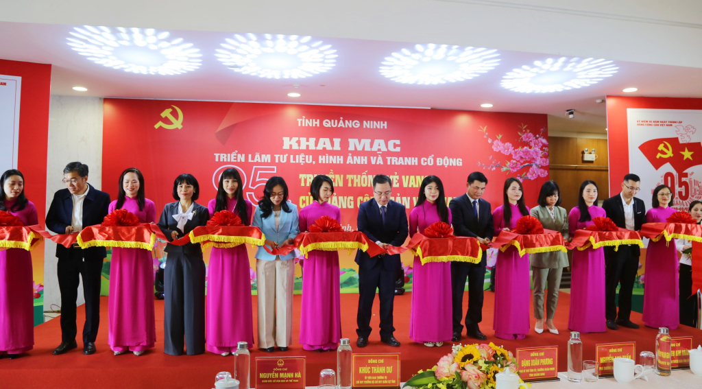 Các đại biểu cắt băng khai mạc triển lãm