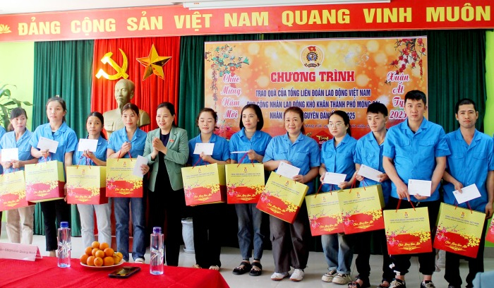 Đồng chí Đỗ Thị Lan, Phó Chủ nhiệm Ủy ban Xã hội của Quốc hội tặng quà Tết cho công nhân, người lao động có hoàn cảnh khó khăn tại KCN Hải Yên