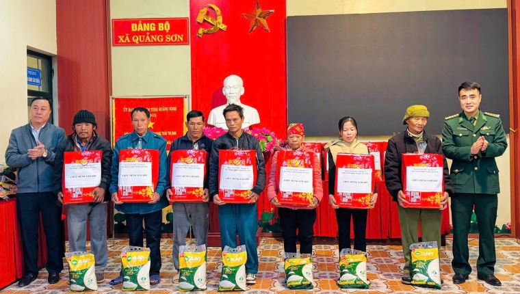 Tặng quà Tết cho người dân xã Hải Sơn