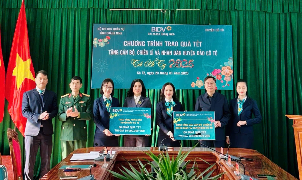Ngân hàng BIDV chi nhánh Quảng Ninh tặng 150 suất quà Tết đến chiến sĩ huyện đảo Cô Tô và 50 suất quà Tết đến Nhân dân huyện Cô Tô.