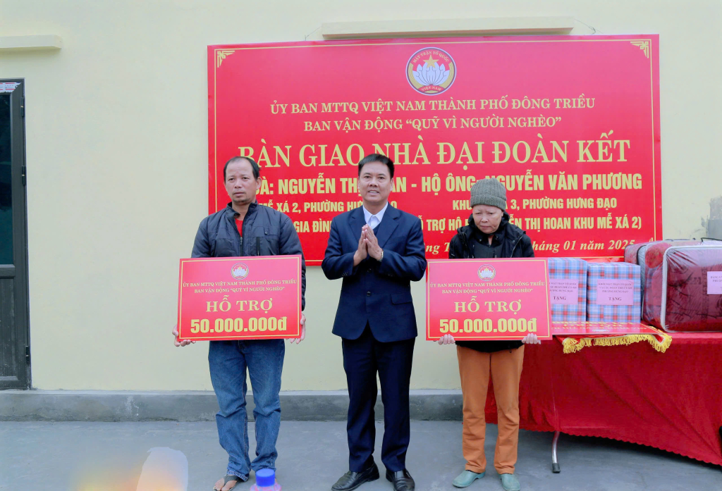 Trao nhà đại đoàn kết dịp Tết nguyên đán Ất Tỵ cho gia đình ông 