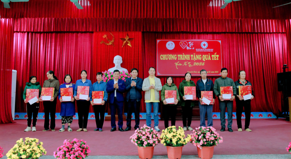 Quỹ thiện tâm thuộc Tập đoàn Vingroup trao tặng quà Tết cho có hoàn cảnh khó khăn tại Đông Triều.