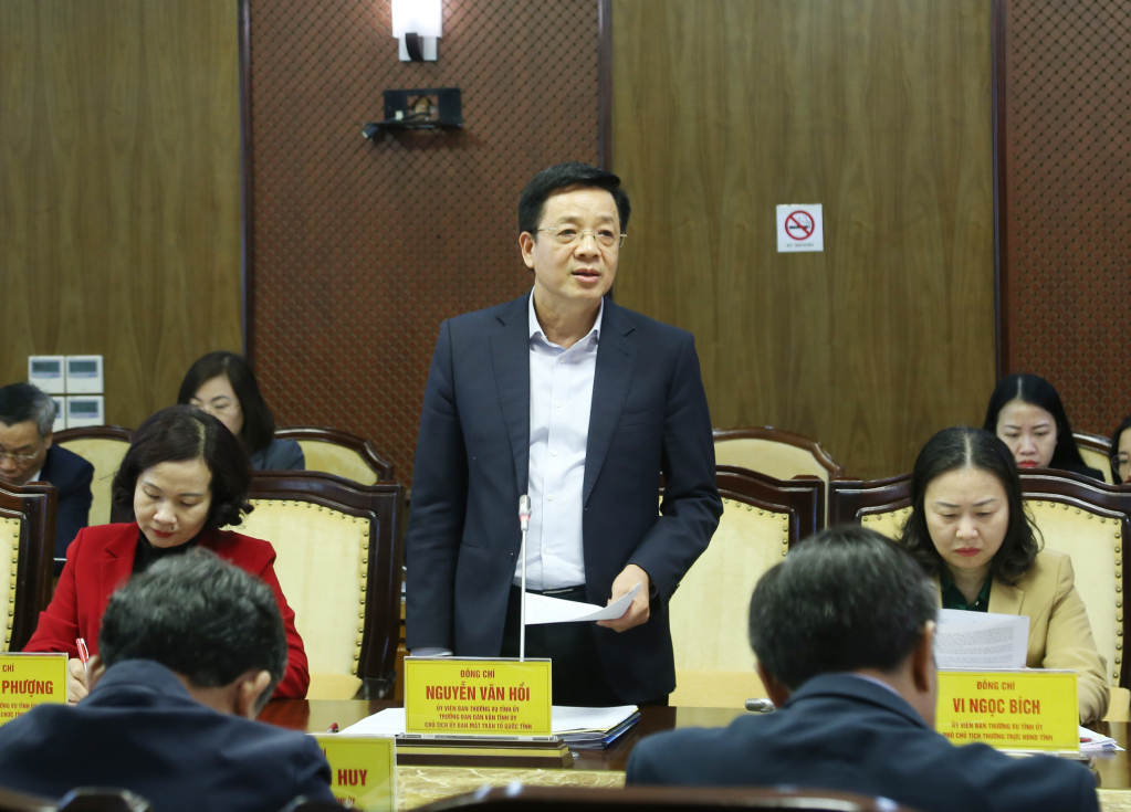 Đồng chí Nguyễn Văn Hồi, Trưởng Ban Dân vận Tỉnh ủy, Chủ tịch Ủy ban MTTQ tỉnh, báo cáo tại hội nghị.