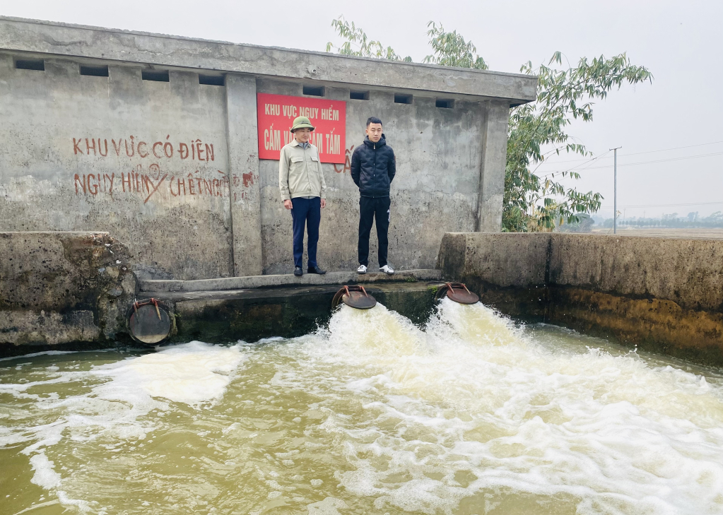 Cán bộ Cụm Thủy nông Tân Việt kiểm tra công tác bơm tưới phục vụ nhân dân đổ ải gieo cấy.
