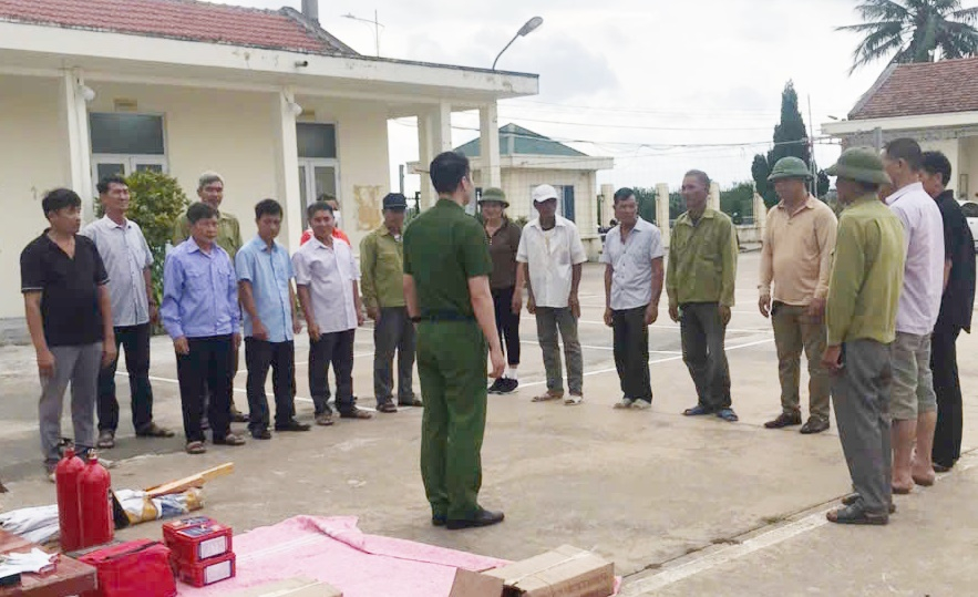 Hội viên Hội CCB xã Tiền Phong được tập huấn công tác phòng chống cháy nổ khu dân cư.