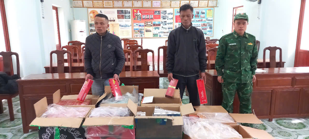 Phạm Văn Cương và Dương Văn Minh cùng tang vật tại Đồn Biên phòng Trà Cổ