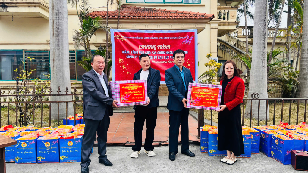 Lãnh đạo Sở LĐ TB&XH, LĐLĐ tỉnh chia sẻ khó khăn và tặng quà chúc Tết cho Công ty TNHH Điện tử Vạn Lực Việt Nam. 