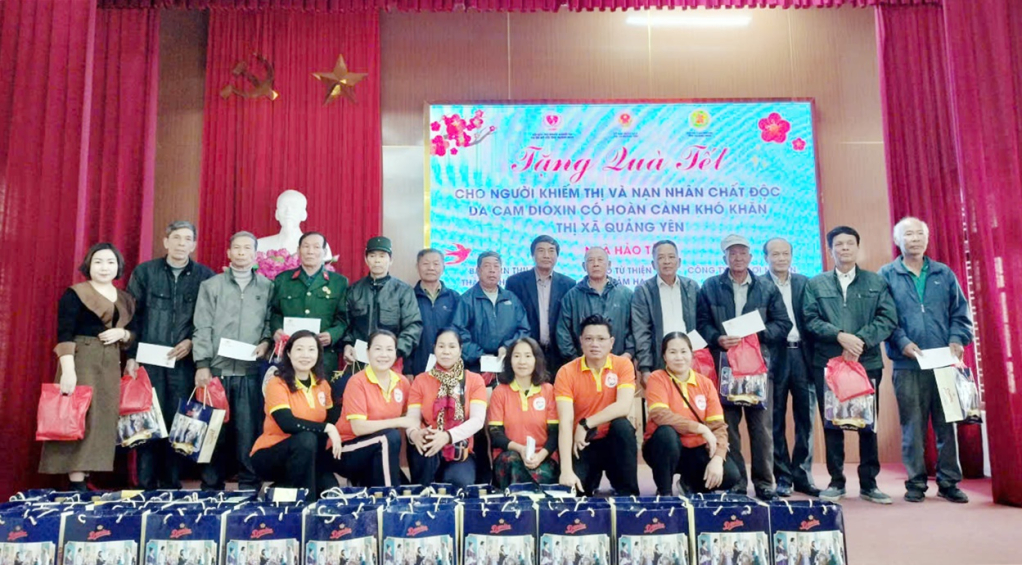 Hội Bảo trợ NKT-TMC tỉnh cùng Tổ Từ thiện Chính tâm Hạ Long trao tặng quà Tết cho nạn nhân chất độc da cam/dioxin trên địa bàn TX Quảng Yên.
