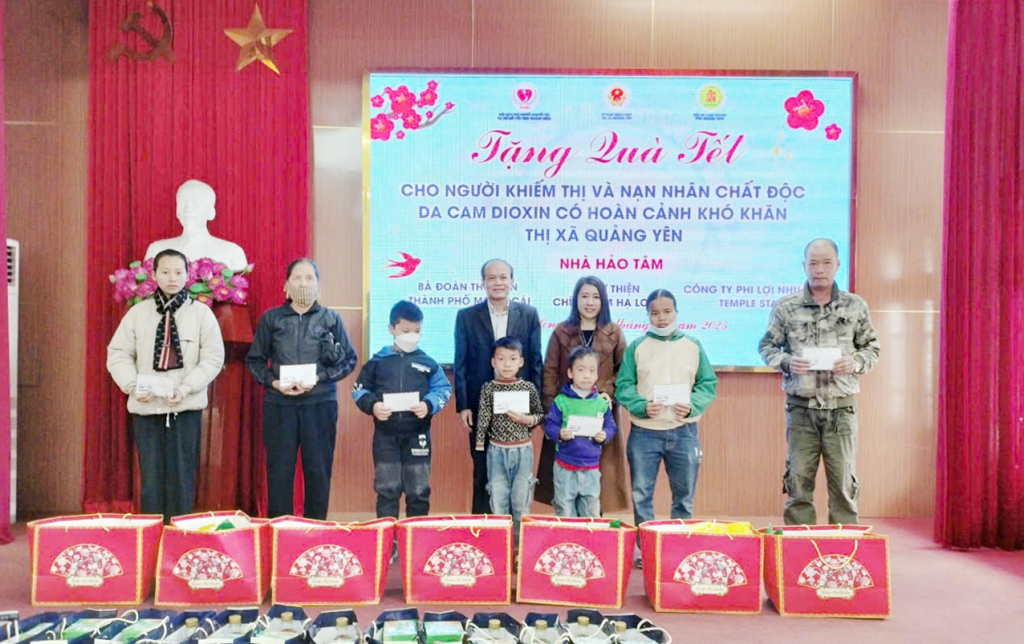 Hội Bảo trợ NKT-TMC tỉnh và nhà hảo tâm trao tặng quà Tết cho học sinh mồ côi có hoàn cảnh khó khăn trên địa bàn TX Quảng Yên.