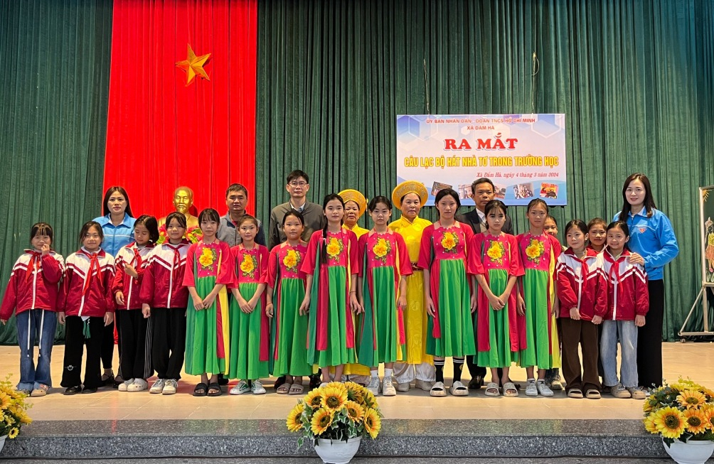 Xã Đầm Hà ra mắt Câu lạc bộ Hát Nhà tơ trong trường học vào tháng 3/2024. Ảnh: Hoài Minh