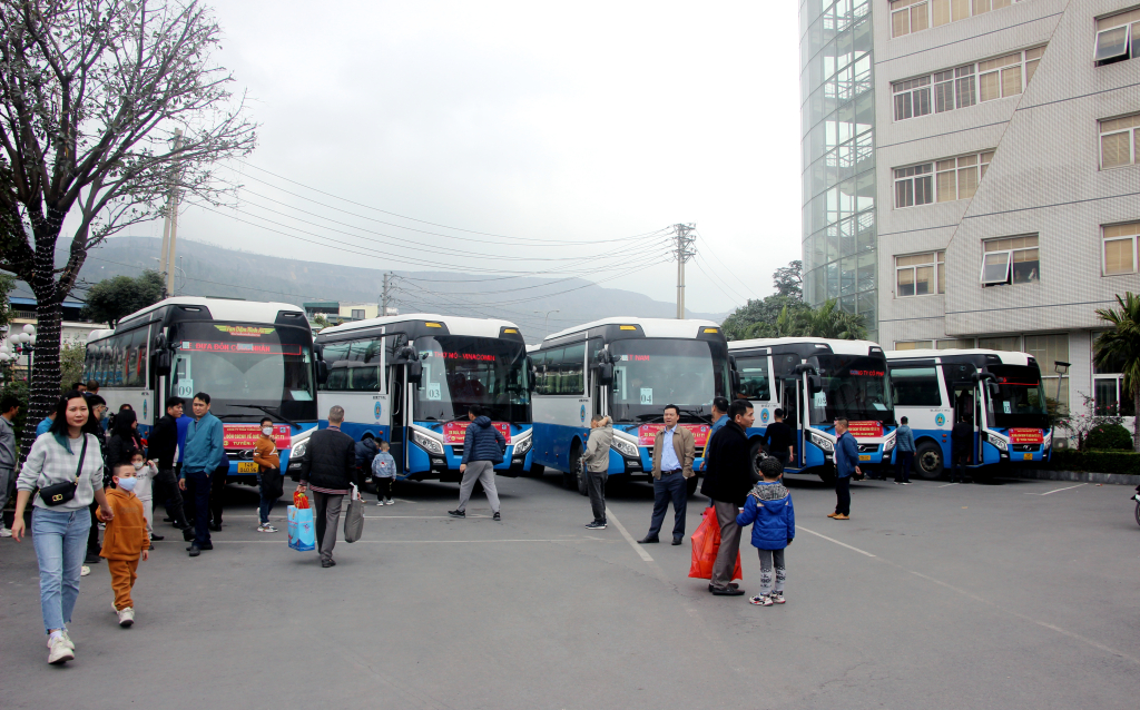 Rất đông cán bộ, công nhân đã đến chia tay, động viên, chúc nhau về quê đón Tết vui tươi, đầm ấm, an toàn, hạnh phúc.