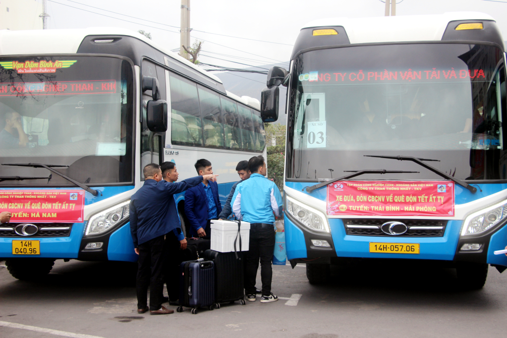 Công nhân được ban tổ chức bố trí, xếp hàng ngay ngắn trước khi lên xe về quê.