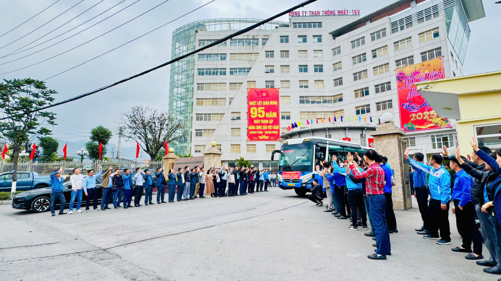 Đã có 29 chuyến xe “0 đồng” chở trên 1.000 công nhân của Công ty Than Thống Nhất về quê đón Tết, chiếm khoảng 1/3 số công nhân lao động trong toàn Công ty.