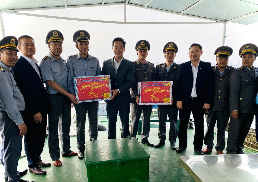 Lãnh đạo Sở NN&PTNT Quảng Ninh tặng quà lực lượng kiểm ngư của tỉnh.