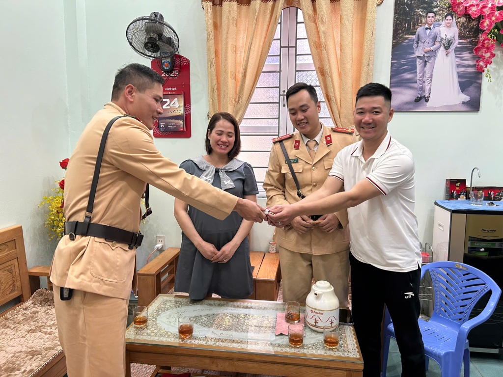 Tổ công tác, Đội CSGT-TT, Công an TP Hạ Long bàn giao lại tài sản và phương tiện cho gia đình thai phụ được đưa đi cấp cứu đêm qua.