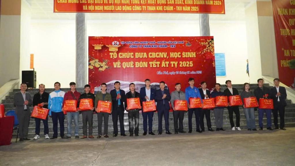Lãnh đạo Công ty tặng quà cho công nhân về quê ăn Tết.