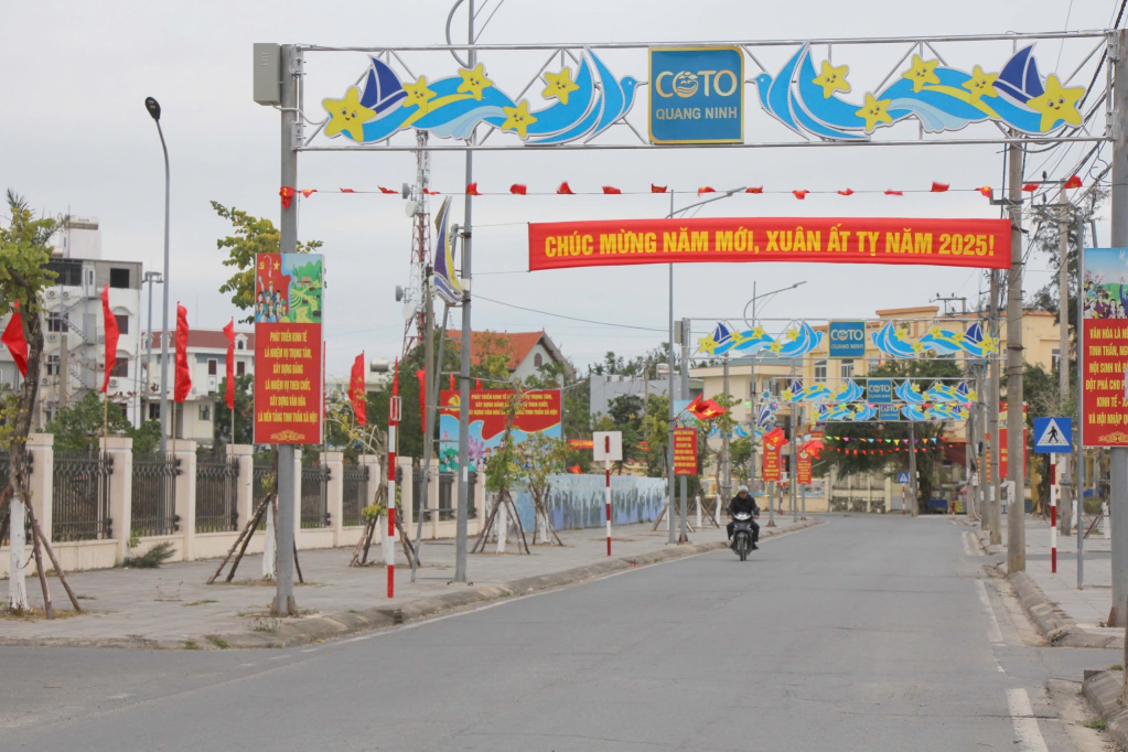  Tại Cô Tô - huyện đảo tiền tiêu vùng Đông Bắc của Tổ quốc, đường phố khu vực trung tâm thị trấn cũng được trang hoàng rực rỡ cờ hoa, băng-rôn, áp-phích.
