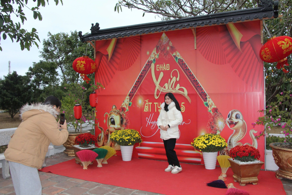 Nhiều khu vực công cộng trên địa bàn huyện Cô Tô trang trí các tiểu cảnh để người dân, du khách lưu lại kỷ niệm với năm mới Ất Tỵ.