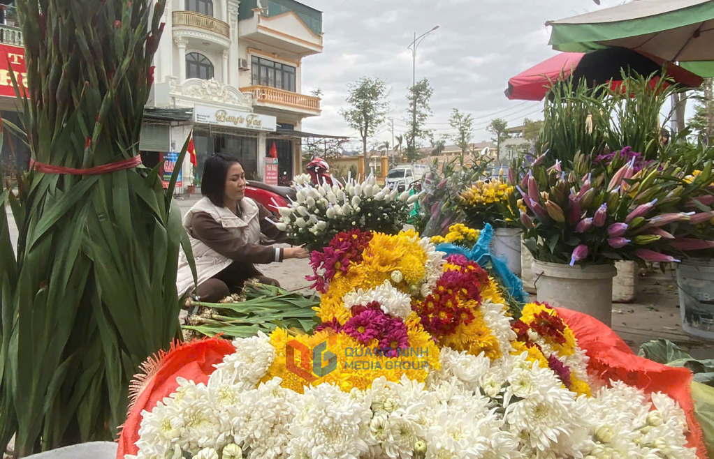 Chị Hoàng Thị Thảo thôn chợ xã Thống Nhất cho biết lượng hoa bán cho các hộ dân tại đây nhiều hơn mọi năm