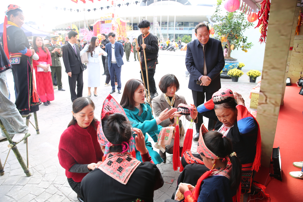 Đại biểu thăm quan các không gian văn hóa tại chương trình Không gian Văn hóa Tết các dân tộc tỉnh.