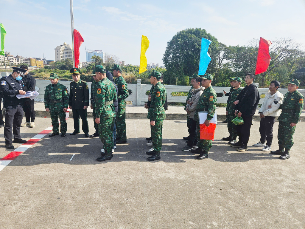 Đồn Biên phòng cửa khẩu cảng Vạn Gia tiến hành bàn giao 6 người Trung Quốc cho lực lượng chức năng nước bạn qua Cửa khẩu quốc tế Móng Cái. 