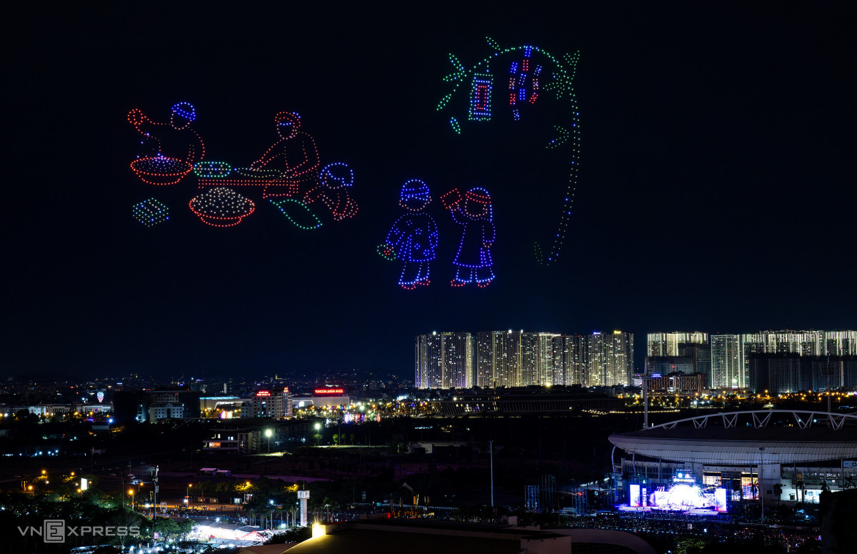 Over 4,000 drones light up Hanoi sky in Lunar New Year's rehearsal