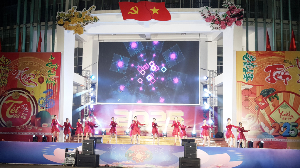 Màn biển diễn tại Chương trình Nghệ thuật mừng Đảng, mừng Xuân Ất Tỵ năm 2025.